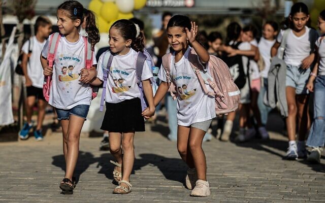 Des élèves israéliens lors de la rentrée scolaire à l'école primaire de Sdot Eshkol, dans le sud d'Israël, le 1er septembre 2025. (Crédit : Tsafrir Abayov/Flash90) Des élèves israéliens lors de la rentrée scolaire à l'école primaire de Sdot Eshkol, dans le sud d'Israël, le 1er septembre 2025. (Crédit : Tsafrir Abayov/Flash90)