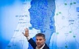 Le ministre des Finances, Bezalel Smotrich, montrant une carte de la Cisjordanie lors d'une conférence de presse, au ministère des Finances, à Jérusalem, le 3 septembre 2025. (Crédit : Yonatan Sindel/Flash90)