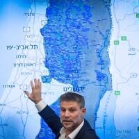 Le ministre des Finances, Bezalel Smotrich, montrant une carte de la Cisjordanie lors d'une conférence de presse, au ministère des Finances, à Jérusalem, le 3 septembre 2025. (Crédit : Yonatan Sindel/Flash90)