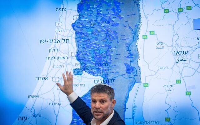 Le ministre des Finances, Bezalel Smotrich, montrant une carte de la Cisjordanie lors d'une conférence de presse, au ministère des Finances, à Jérusalem, le 3 septembre 2025. (Crédit : Yonatan Sindel/Flash90)