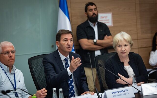 La conseillère juridique de la commission des Affaires étrangères et de la Défense de la Knesset, Miri Frenkel Shor (à droite), et le président de la commission, Boaz Bismuth (au centre), lors d'une discussion sur la conscription des ultra-orthodoxes, le 3 septembre 2025. (Crédit : Yonatan Sindel/Flash90)