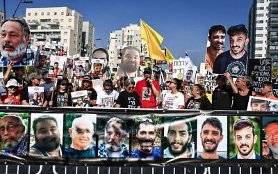 Les familles des otages du kibboutz Nir Oz détenus à Gaza, ainsi que d'anciens otages, organisent une manifestation à Carmei Gat pour marquer les 700 jours de captivité et demander la libération de tous les otages, le 5 septembre 2025 (Crédit : Tsafrir Abayov/Flash90).