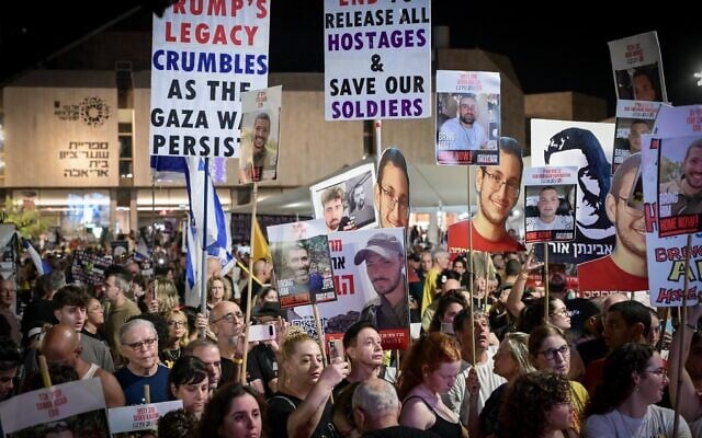 Des milliers de personnes participant à un rassemblement appelant à la fin de la guerre et à la libération de tous les otages, sur la Place des Otages, à Tel Aviv, le 6 septembre 2025. (Crédit : Avshalom Sassoni/FLASH90)