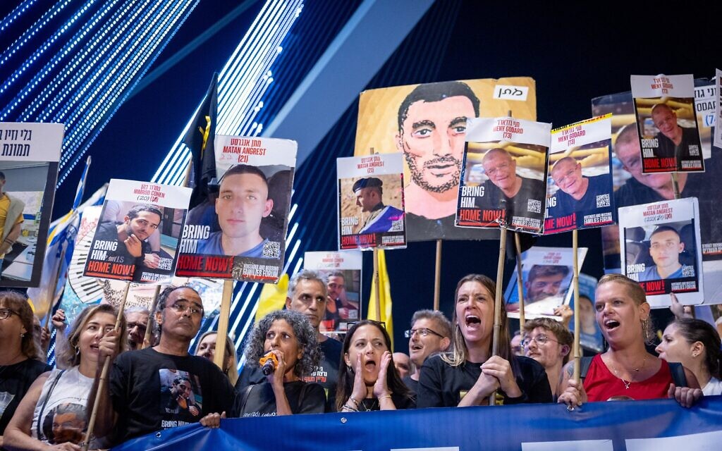 Des milliers de personnes participant à une marche de protestation pour demander la fin de la guerre et la libération de tous les otages, à Jérusalem, le 6 septembre 2025. (Crédit : Yonatan Sindel/FLASH90)