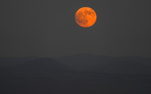 Vue de l'éclipse lunaire « Lune de sang » observée depuis le nord d'Israël, le 7 septembre 2025. (Crédit : Ayal Margolin/Flash90) Vue de l'éclipse lunaire « Lune de sang » observée depuis le nord d'Israël, le 7 septembre 2025. (Crédit : Ayal Margolin/Flash90)