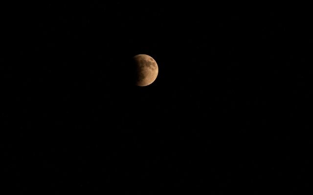 Vue de l'éclipse lunaire « Lune de sang » observée depuis le nord d'Israël, le 7 septembre 2025. (Crédit : Ayal Margolin/Flash90) Vue de l'éclipse lunaire « Lune de sang » observée depuis le nord d'Israël, le 7 septembre 2025. (Crédit : Ayal Margolin/Flash90)