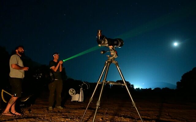 Des familles israéliennes s'installant pour observer l'éclipse lunaire, sur le plateau du Golan, le 7 septembre 2025. (Crédit : Michael Giladi/Flash90) Des familles israéliennes s'installant pour observer l'éclipse lunaire, sur le plateau du Golan, le 7 septembre 2025. (Crédit : Michael Giladi/Flash90)