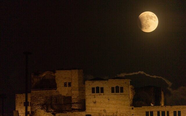 Vue de l'éclipse lunaire partielle au-dessus des ruines antiques de Migdal Tsedek, à Rosh Haayin, le 7 septembre 2025. (Crédit : Yossi Aloni/Flash90) Vue de l'éclipse lunaire partielle au-dessus des ruines antiques de Migdal Tsedek, à Rosh Haayin, le 7 septembre 2025. (Crédit : Yossi Aloni/Flash90)