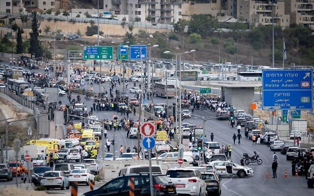 La police et les secours sur les lieux d'un attentat terroriste, au carrefour Ramot, à l'entrée de Jérusalem, le 8 septembre 2025. (Crédit : Chaïm Goldberg/Flash90)