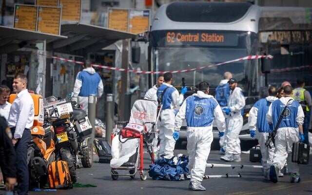 La police et les secours sur les lieux d'un attentat terroriste, au carrefour Ramot, à l'entrée de Jérusalem, le 8 septembre 2025. (Crédit : Chaïm Goldberg/Flash90) La police et les secours sur les lieux d'un attentat terroriste, au carrefour Ramot, à l'entrée de Jérusalem, le 8 septembre 2025. (Crédit : Chaïm Goldberg/Flash90)