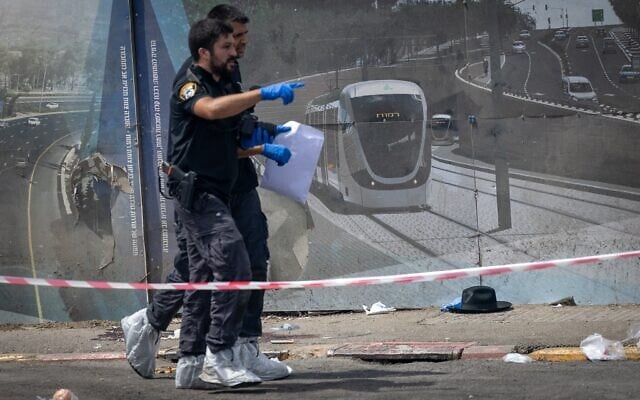 La police et les secours sur les lieux d'un attentat terroriste, au carrefour Ramot, à Jérusalem, le 8 septembre 2025. (Crédit : Chaïm Goldberg/Flash90)