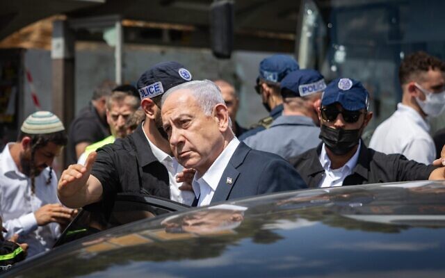 Le Premier ministre Benjamin Netanyahu arrivant sur les lieux d'un attentat terroriste, au carrefour Ramot, à l'entrée de Jérusalem, le 8 septembre 2025. (Crédit : Chaïm Goldberg/Flash90) Le Premier ministre Benjamin Netanyahu arrivant sur les lieux d'un attentat terroriste, au carrefour Ramot, à l'entrée de Jérusalem, le 8 septembre 2025. (Crédit : Chaïm Goldberg/Flash90)