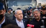 Le Premier ministre Benjamin Netanyahu (à gauche) et le ministre de la Sécurité nationale Itamar Ben Gvir arrivant sur les lieux d'une attaque terroriste, au carrefour de Ramot, à l'entrée de Jérusalem, le 8 septembre 2025. (Crédit : Chaïm Goldberg/Flash90)