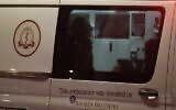 L'universitaire israélo-russe Elizabeth Tsurkov, à droite, arrive en ambulance à l'hôpital Sheba à Ramat Gan après avoir été libérée après plus de deux ans de captivité par une milice irakienne, le 10 septembre 2025. (Crédit : Jonathan Shaul/Flash90)