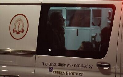 L'universitaire israélo-russe Elizabeth Tsurkov, à droite, arrive en ambulance à l'hôpital Sheba à Ramat Gan après avoir été libérée après plus de deux ans de captivité par une milice irakienne, le 10 septembre 2025. (Crédit : Jonathan Shaul/Flash90)