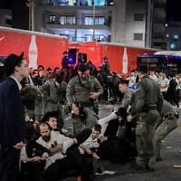 Des Juifs ultra-orthodoxes affrontant la police lors d'une manifestation contre la conscription des étudiants en yeshivas, sur la Route 4, à hauteur de Bnei Brak, le 11 septembre 2025. (Crédit : Avshalom Sassoni/Flash90)