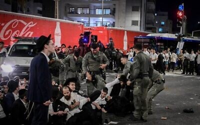 Des Juifs ultra-orthodoxes affrontant la police lors d'une manifestation contre la conscription des étudiants en yeshivas, sur la Route 4, à hauteur de Bnei Brak, le 11 septembre 2025. (Crédit : Avshalom Sassoni/Flash90)