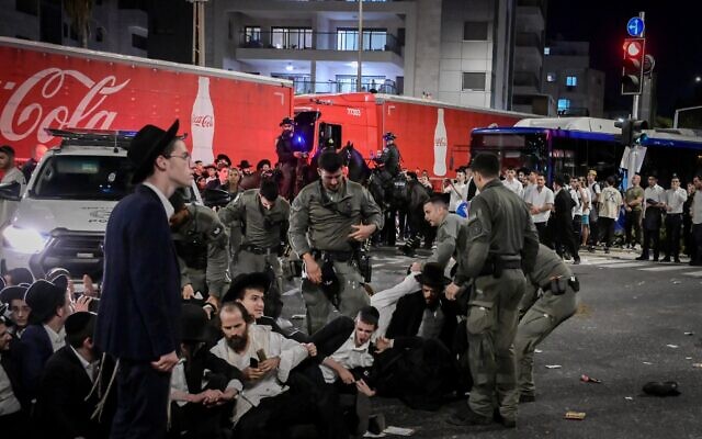 Des Juifs ultra-orthodoxes affrontant la police lors d'une manifestation contre la conscription des étudiants en yeshivas, sur la Route 4, à hauteur de Bnei Brak, le 11 septembre 2025. (Crédit : Avshalom Sassoni/Flash90)