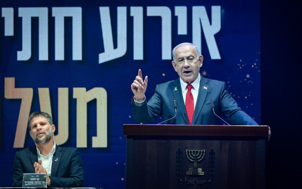 Le Premier ministre Benjamin Netanyahu s’exprime, en présence du ministre des Finances Bezalel Smotrich, lors d’une cérémonie à Maale Adumim, en Cisjordanie, le 11 septembre 2025. (Crédit : Chaim Goldberg/Flash90)