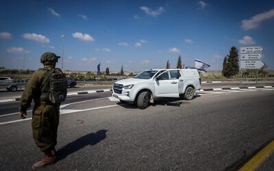 Un soldat de l'armée israélienne sur les lieux où un explosif a été déclenché, blessant deux soldats transportés dans un véhicule militaire, près de Tulkarem, en Cisjordanie, le 11 septembre 2025. (Crédit : Tal Gal/Flash90)