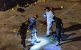 La police inspectant les lieux d'un meurtre et d'une tentative de suicide dans le quartier de Gilo, à Jérusalem, le 11 août 2025. (Crédit : Yonatan Sindel/Flash90)