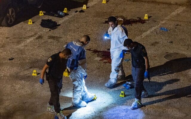 La police inspectant les lieux d'un meurtre et d'une tentative de suicide dans le quartier de Gilo, à Jérusalem, le 11 août 2025. (Crédit : Yonatan Sindel/Flash90)
