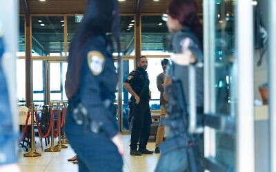 La police sur les lieux d'une attaque au couteau dans la salle à manger de l'hôtel du kibboutz Tzuba, près de Jérusalem, le 12 septembre 2025. (Crédit : Chaim Goldberg/Flash90)