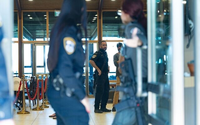 La police sur les lieux d'une attaque au couteau dans la salle à manger de l'hôtel du kibboutz Tzuba, près de Jérusalem, le 12 septembre 2025. (Crédit : Chaim Goldberg/Flash90)