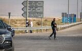 Les forces de sécurité israéliennes près du lieu où deux soldats israéliens ont été tués lors d'une attaque à l'arme blanche et à l'arme à feu au passage frontalier d'Allenby entre la Cisjordanie et la Jordanie, le 18 septembre 2025. (Crédit : Oren Ben Hakoon/Flash90)