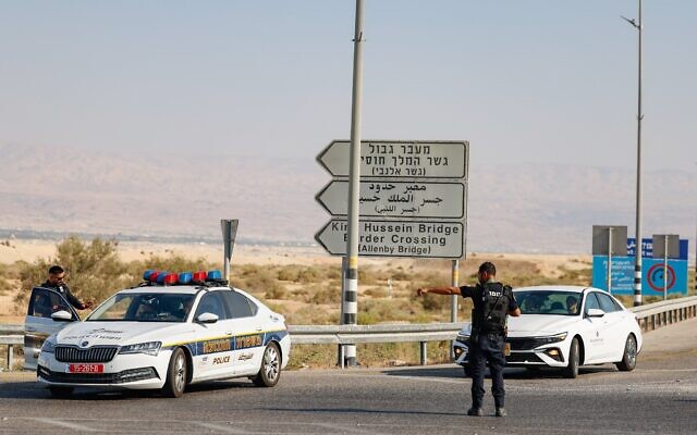 Les forces de sécurité israéliennes près du lieu d'une attaque meurtrière au poste-frontière d'Allenby entre la Cisjordanie et la Jordanie, le 18 septembre 2025. (Crédit : Oren Ben Hakoon/Flash90)