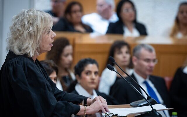 La procureure générale Gali Baharav-Miara s’exprime lors d’une cérémonie en l’honneur du juge de la Cour suprême Yosef Elron, qui prend sa retraite, à la Cour suprême de Jérusalem, le 18 septembre 2025. (Crédit : Yonatan Sindel/Flash90)