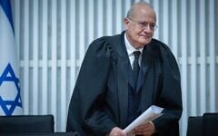 Le juge sortant de la Cour suprême, Yosef Elron, assiste à une cérémonie en son honneur à la Cour suprême de Jérusalem, le 18 septembre 2025. (Crédit : Yonatan Sindel/Flash90)