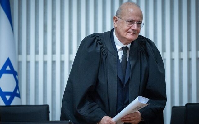Le juge sortant de la Cour suprême, Yosef Elron, assiste à une cérémonie en son honneur à la Cour suprême de Jérusalem, le 18 septembre 2025. (Crédit : Yonatan Sindel/Flash90)