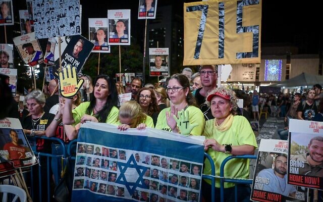Des manifestants réclamant la libération des otages à Gaza, sur la Place des Otages, à Tel Aviv, le 20 septembre 2025. (Crédit : Avshalom Sassoni/Flash90) Des manifestants réclamant la libération des otages à Gaza, sur la Place des Otages, à Tel Aviv, le 20 septembre 2025. (Crédit : Avshalom Sassoni/Flash90)