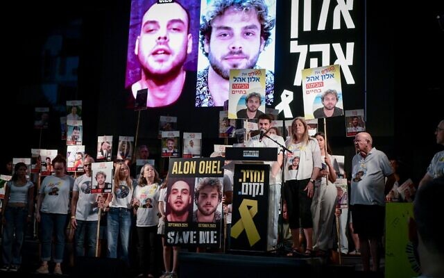 Rassemblement hebdomadaire en faveur de la libération des otages israéliens détenus par le Hamas à Gaza, sur la Place des Otages, à Tel Aviv, le 27 septembre 2025. (Crédit : Avshalom Sassoni/FLASH90)