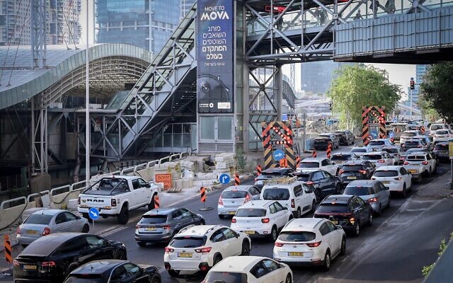 Des voitures bloquées dans les embouteillages en raison des travaux en cours sur le pont HaShalom, à Tel Aviv, le 28 septembre 2025. (Crédit : Avshalom Sassoni/FLASH90)