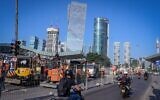 Des travaux de construction sur le pont HaShalom, à Tel Aviv, le 28 septembre 2025. (Crédit : Avshalom Sassoni/FLASH90)