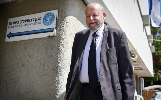 Michael Kleiner, président de la Cour suprême interne du Likud, arrivant pour une discussion sur le recours déposé pour exclure l'ancien ministre de la Défense Yoav Galant du parti, le 29 septembre 2025. (Crédit : Avshalom Sassoni/FLASH90)