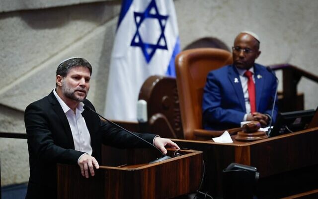 Le ministre des Finances Smotrich s'exprimant lors de la séance plénière de la Knesset, à Jérusalem, le 29 septembre 2025. (Crédit : Oren Ben Hakoon/Flash90)
