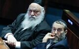 Les députés Yahadout HaTorah Yitzhak Goldknopf et le député Moshe Gafni lors de la séance plénière de la Knesset, à Jérusalem, le 29 septembre 2025. (Crédit : Oren Ben Hakoon/Flash90)