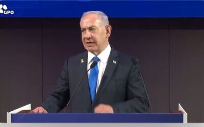 Le Premier ministre Benjamin Netanyahu s'exprimant après la frappe ayant visé les principaux chefs de la branche armée du groupe terroriste palestinien au Qatar lors d'un événement organisé par l'ambassade américaine, à Jérusalem, le 9 septembre 2025. (Crédit : Capture d'écran/GPO)