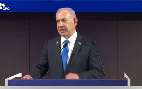 Le Premier ministre Benjamin Netanyahu s'exprimant après la frappe ayant visé les principaux chefs de la branche armée du groupe terroriste palestinien au Qatar lors d'un événement organisé par l'ambassade américaine, à Jérusalem, le 9 septembre 2025. (Crédit : Capture d'écran/GPO)