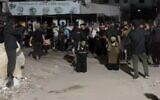 Des Palestiniens accusés de collaboration avec Israël sont vus les yeux bandés quelques instants avant leur exécution par des hommes armés du Hamas dans une rue de Gaza-City. (Crédit : Réseaux sociaux)
