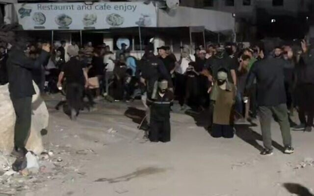 Des Palestiniens accusés de collaboration avec Israël sont vus les yeux bandés quelques instants avant leur exécution par des hommes armés du Hamas dans une rue de Gaza-City. (Crédit : Réseaux sociaux)