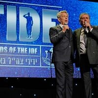 Le producteur musical David Foster, à gauche, et le dirigeant du monde du divertissement Haim Saban s'expriment sur scène lors du gala des Amis des Forces de défense israéliennes de la région Ouest, organisé à l'hôtel Beverly Hilton de Beverly Hills, en Californie, le 1er novembre 2018. (Crédit : Shahar Azran/Getty Images via JTA)