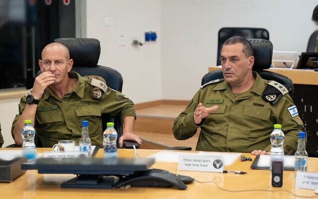 Le chef de l'armée israélienne, le lieutenant-général Eyal Zamir (à gauche), s'exprimant lors d'une évaluation aux côtés du chef du Commandement du Nord, le major-général Rafi Milo, le 31 août 2025. (Crédit : Armée israélienne)