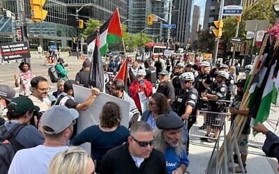 Des manifestants pro-palestiniens se rassemblent devant le Festival international du film de Toronto, au Canada, pour protester contre la projection d'un documentaire sur un général israélien à la retraite qui a sauvé sa famille du massacre perpétré par le Hamas le 7 octobre 2023, le 10 septembre 2025. (Crédit : Robert Rotenberg)