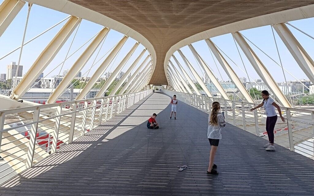 Le pont dit ADN de Beer Sheva, dans le parc high-tech de Gav Yam, le 7 août 2025 (Zev Stub/Times of Israel)