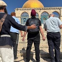 Des Juifs et des chrétiens priant au mont du Temple, en l'honneur de Charlie Kirk, le 17 septembre 2025. (Crédit : Charlie Summers/Times of Israel)