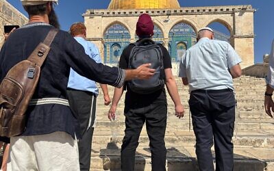 Des Juifs et des chrétiens priant au mont du Temple, en l'honneur de Charlie Kirk, le 17 septembre 2025. (Crédit : Charlie Summers/Times of Israel)